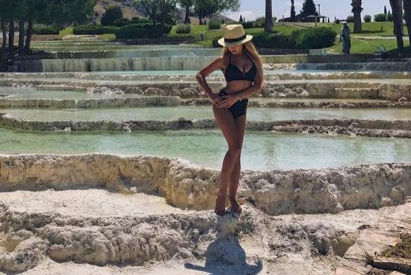 Дружина Лучкевича у відвертому купальнику під пальмами
