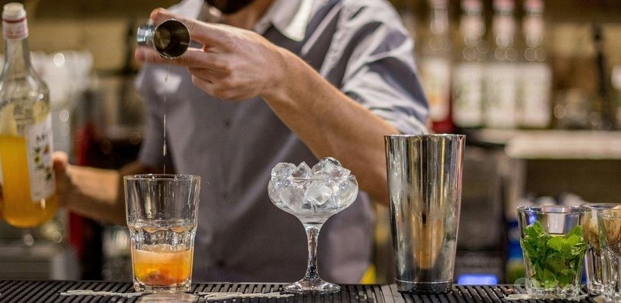 Найкращий бармен України показав трюки флейрингу