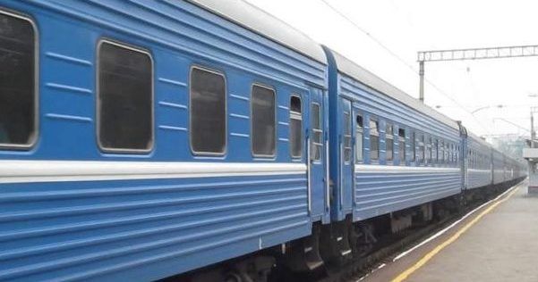 Удар струмом у 27 тис. вольт: в Києві підліток загорівся на даху поїзда