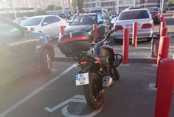 Рада збільшила штраф за парковку на місцях для інвалідів паркування