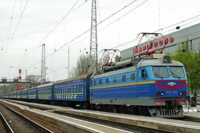 В Мариуполе 19-летний зацепер прыгнул с моста на поезд и погиб