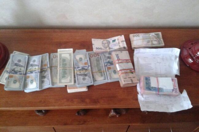 Обшуки в міськраді Херсона – вилучено понад $100 тис.