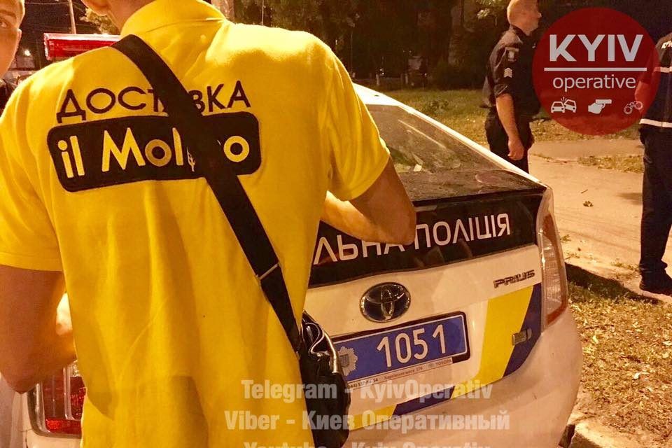 Пиццу с травкой заказывали? В Киеве курьер оригинально спасался от плохих клиентов