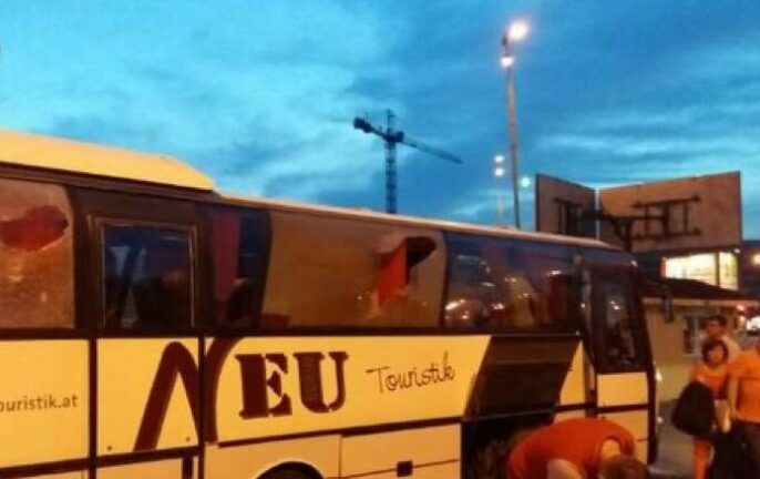 У Києві банда розбила вікна в автобусі з пасажирами