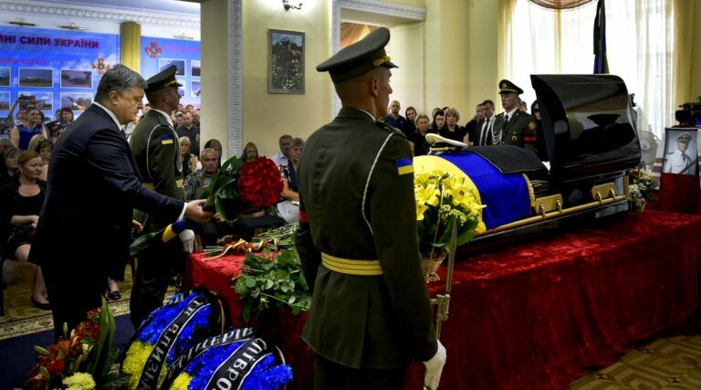 В Киеве прощались с разведчиком Шаповалом. Президент присвоил герою звание генерал-майора