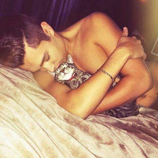 Милые и пушистые: сексуальные парни с котятами в Instagram Фото 17