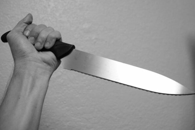В Киеве мужчина перерезал горло жене и вскрыл себе вены