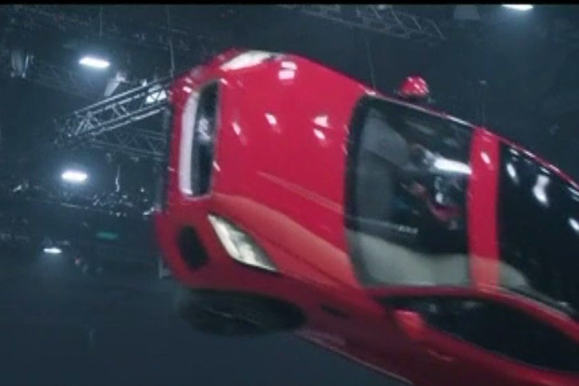 Рекорд Jaguar. Сальто и прыжок на 15 м нового внедорожника