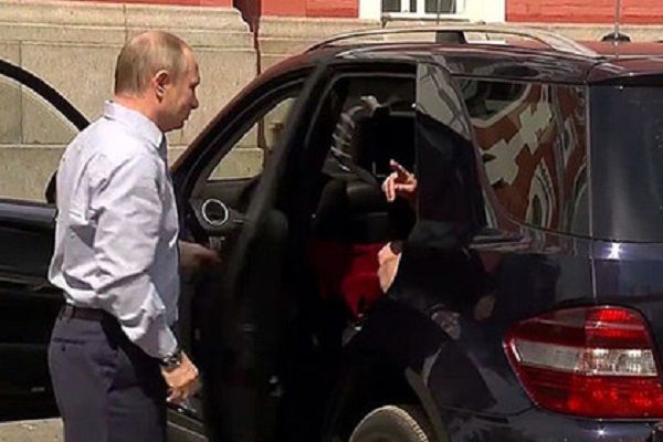 У Путіна в машині знайшли червону коробку. Що в ній було