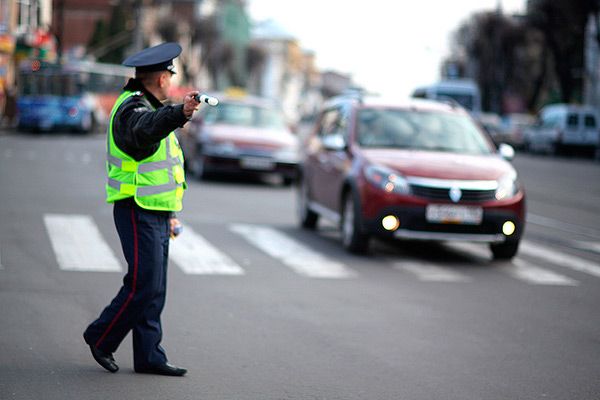 Под ливнем и в 4-х км от дома: ГАИ забрала авто у матери двухнедельного малыша
