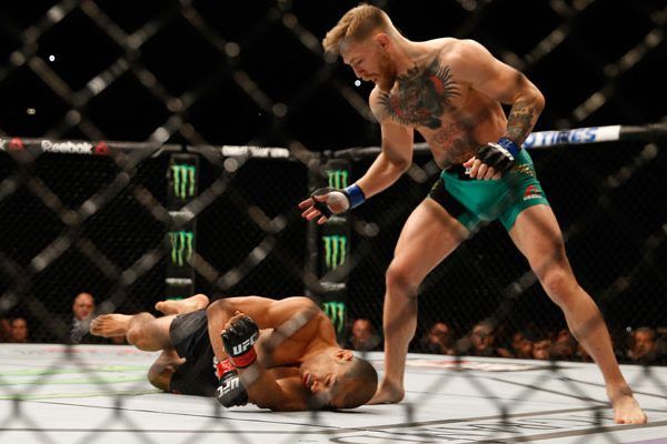 Боєць UFC нокаутував суперника об поміст рингу