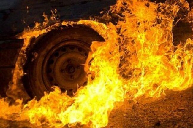 В центре Киева взорвался и сгорел микроавтобус, есть пострадавшие