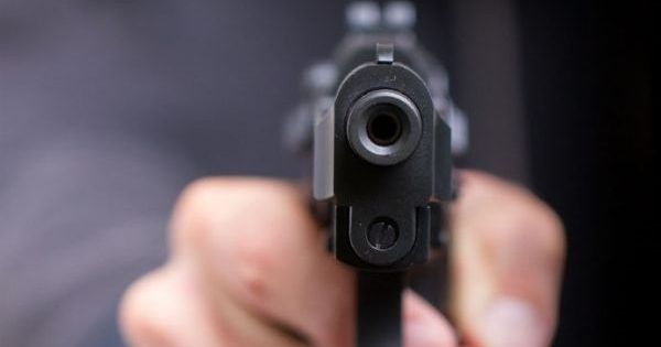 Доигрались: под Одессой 15-летний подросток выстрелил в грудь другу Пістолет в руці