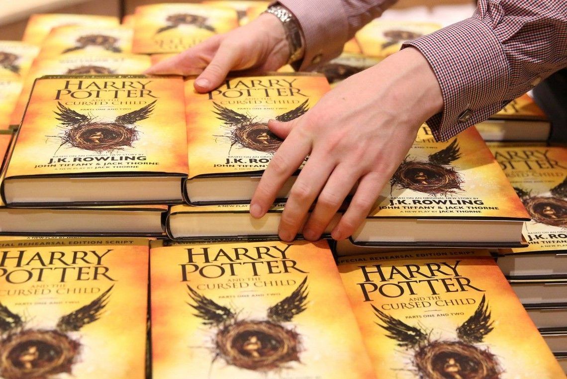 Коли вийдуть нові книги про всесвіт Гаррі Поттера Книга Гаррі Поттер