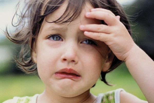 У Росії 3-річна дівчинка тиждень жила одна в квартирі з мертвою бабусею Дівчинка, яка плаче