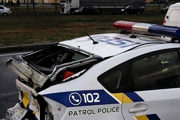 У Києві вантажівка розтрощила авто з поліцейськими