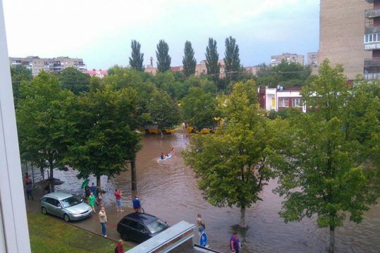 Злива в Луцьку: по вулицях плавають човни Злива у Луцьку