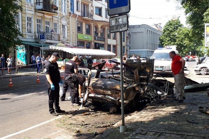 В центрі Одеси вибухнув і згорів автомобіль