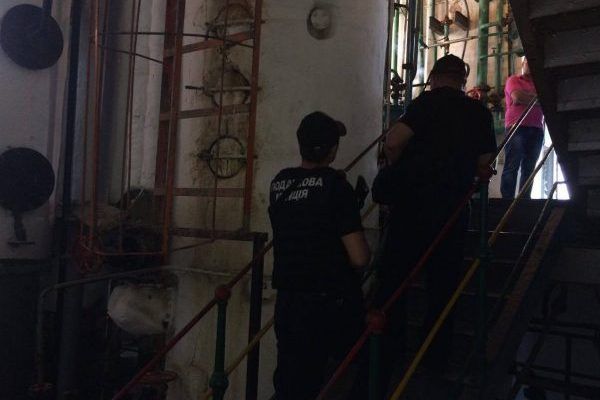 Поліція проводить обшуки в будівлях 41 спиртзаводу обыск на спиртзаводе