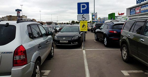 За парковку на місцях для інвалідів