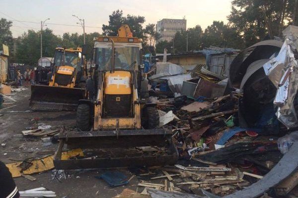 У Києві невідомі знесли ринок на Лісовій. На місці багато поліції рынок на лесной