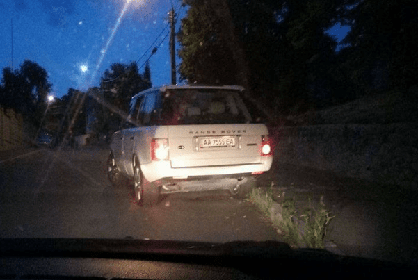 Блондинка на Range Rover влаштувала гонки на Печерську, намагаючись протаранити авто
