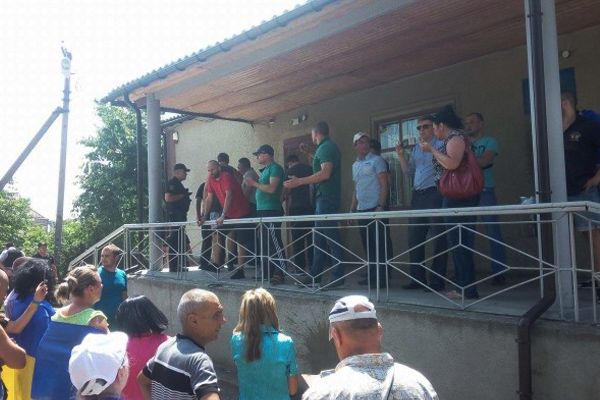 Під Одесою суд закидали коктейлями Молотова