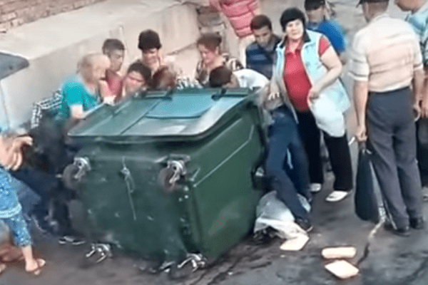 Росіяни побилися за прострочені бургери зі смітника