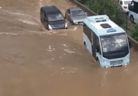 У Туреччині злива спричинила транспортний колапс. На вулицях плавають авто, авіарейси скасувані