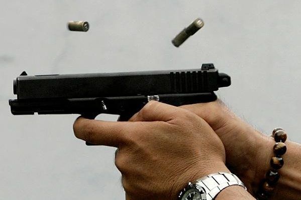 Пуля в глаз: в Днипре мужчина выстрелил знакомому в лицо Пістолет у руці
