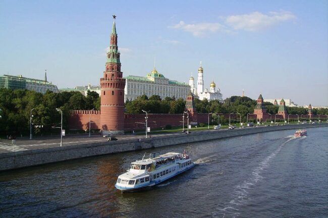 Вісім пакетів і дві коробки. На березі Москви-ріки знайшли людські останки