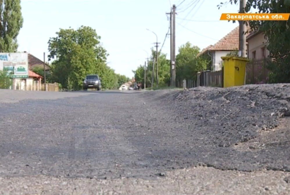 +42 в тени — на Закарпатье грузовики разрушают раскаленные солнцем дороги