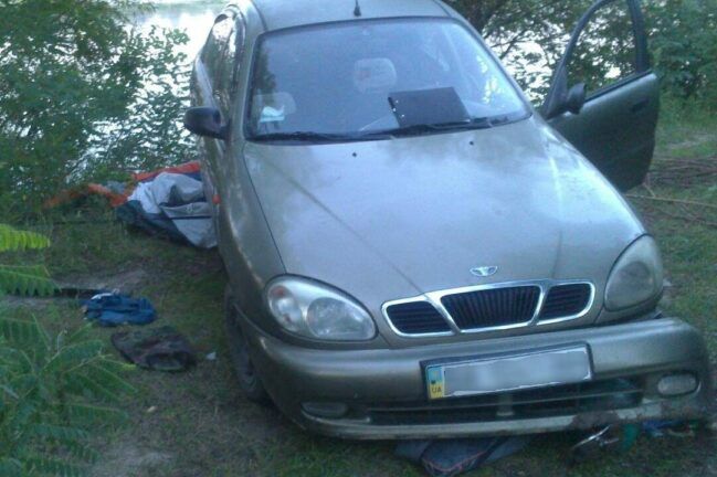 Под Киевом авто покатилось с холма и задавило туриста