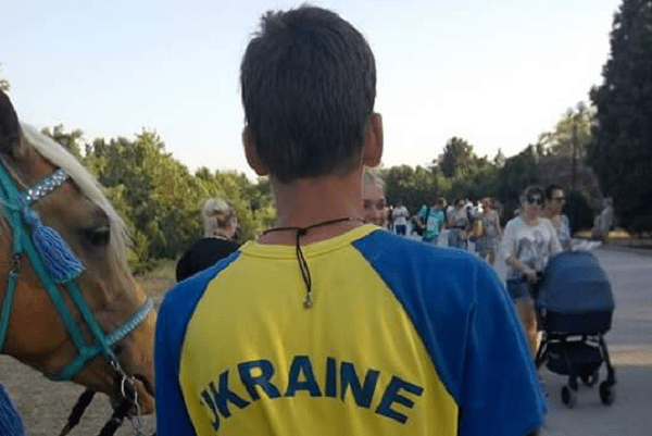Хлопець у синьо-жовтій футболці з написом