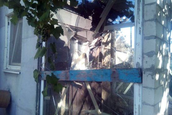 Вибиті шибки та посічені стіни Обстріл Новолуганська