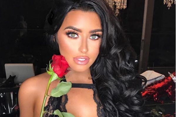 $170 тис. на рік! Як сексуальна американка заробляє на фото в Instagram