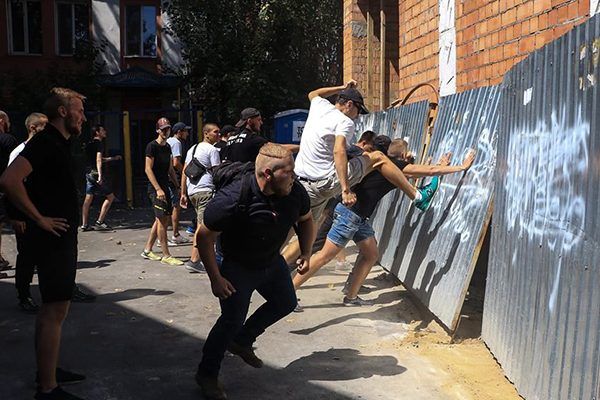 В Одесі противники ЛГБТ розгромили будівництво