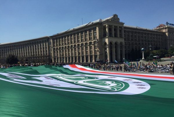 На Майдані розгорнули найбільший у світі прапор Ічкерії
