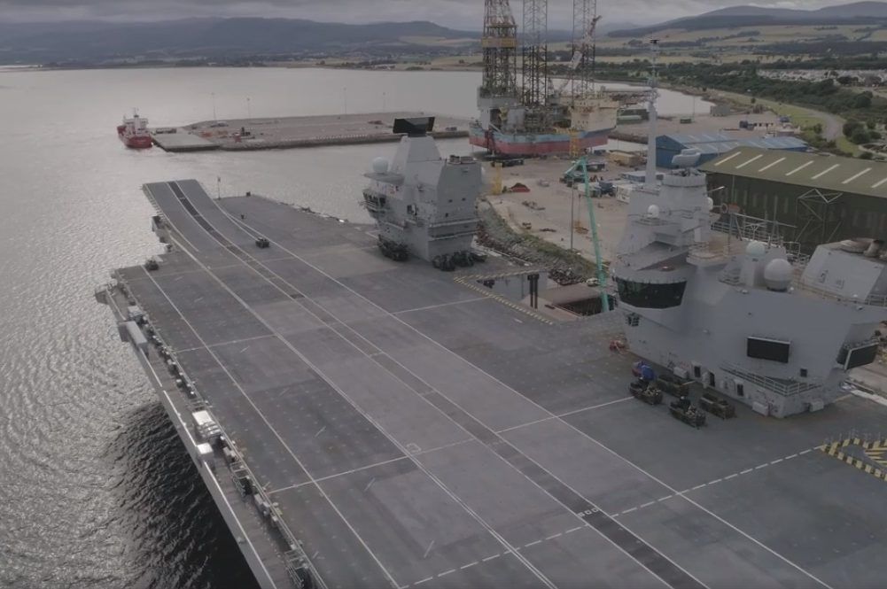 Фотограф-аматор посадив дрон на авіаносець ВМФ Британії