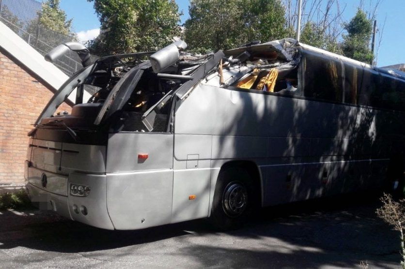 Автобус із туристами врізався в міст у Римі