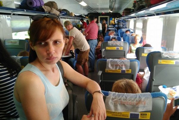 7 годин стоячи в Інтерсіті. Люди їхали на картонках, купивши квиток за 600 грн