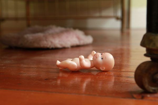 Вітчим побив 2-річну доньку. Дитина в комі избиение ребенка