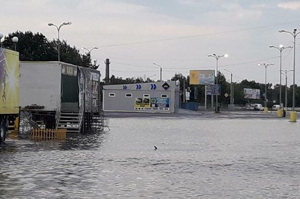 Через потужну зливу в Одесі машини пливуть по дорозі