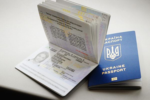 Біометричні паспорти в Україні стануть видавати удвічі швидше