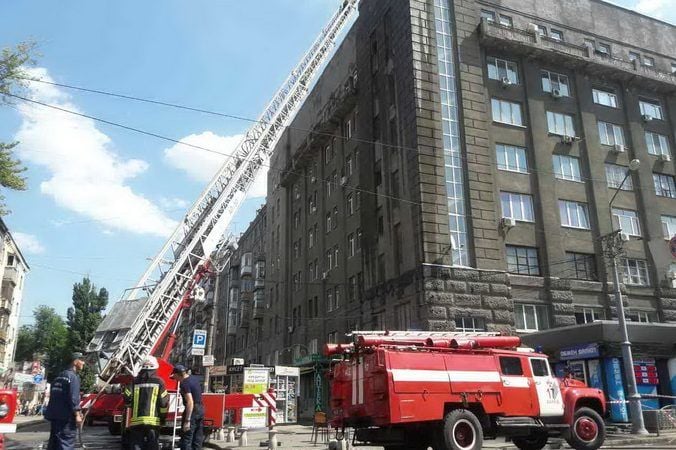 У Харкові біля вокзалу горить багатоповерхівка