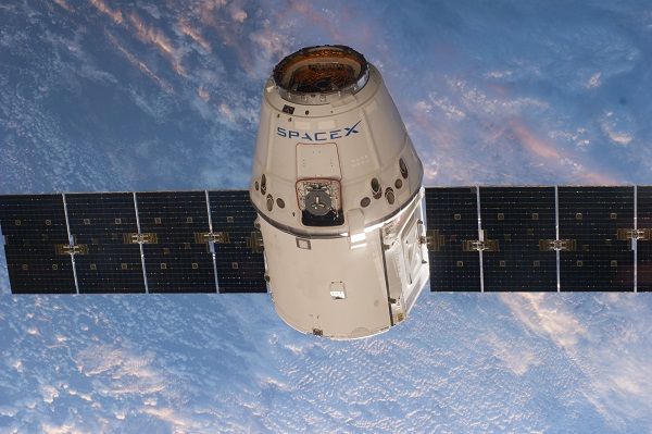 У NASA показали стикування Dragon з МКС