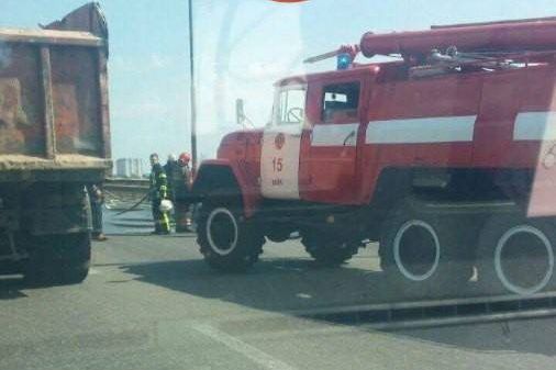 У Києві на Південному мосту згоріло авто, утворився затор