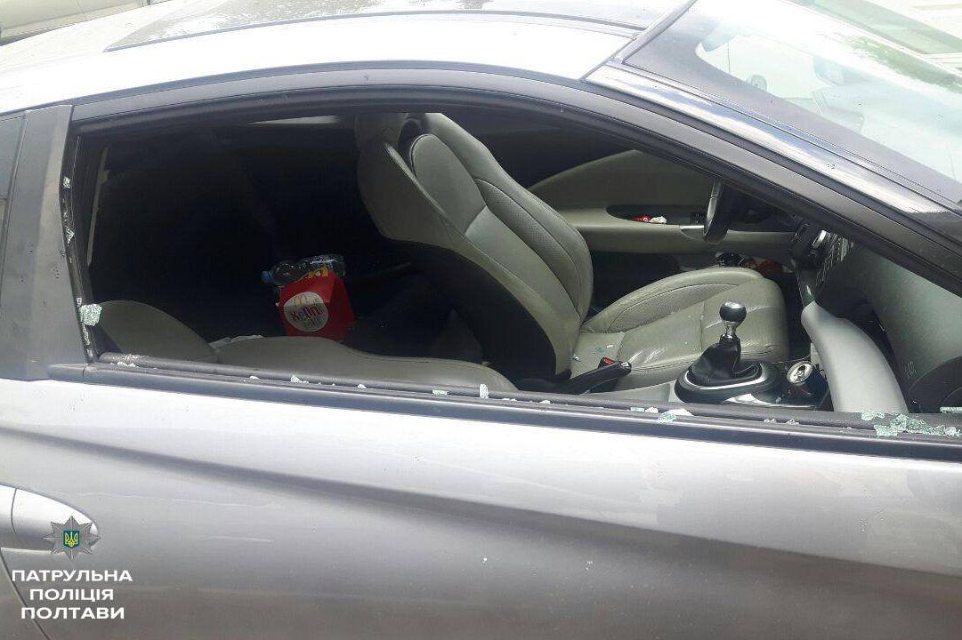 Мати зачинила дитину в авто в 30-градусну спеку. Малюк застряг між сидіннями
