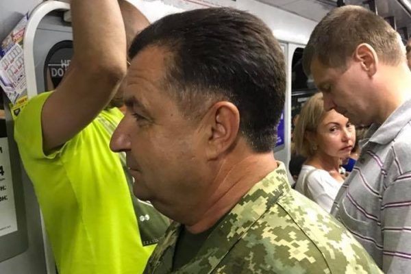 Міністр оборони Полторак у метро