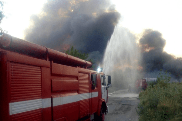 У Дніпрі горять склади, вогонь перекинувся на житлові будинки Пожежа